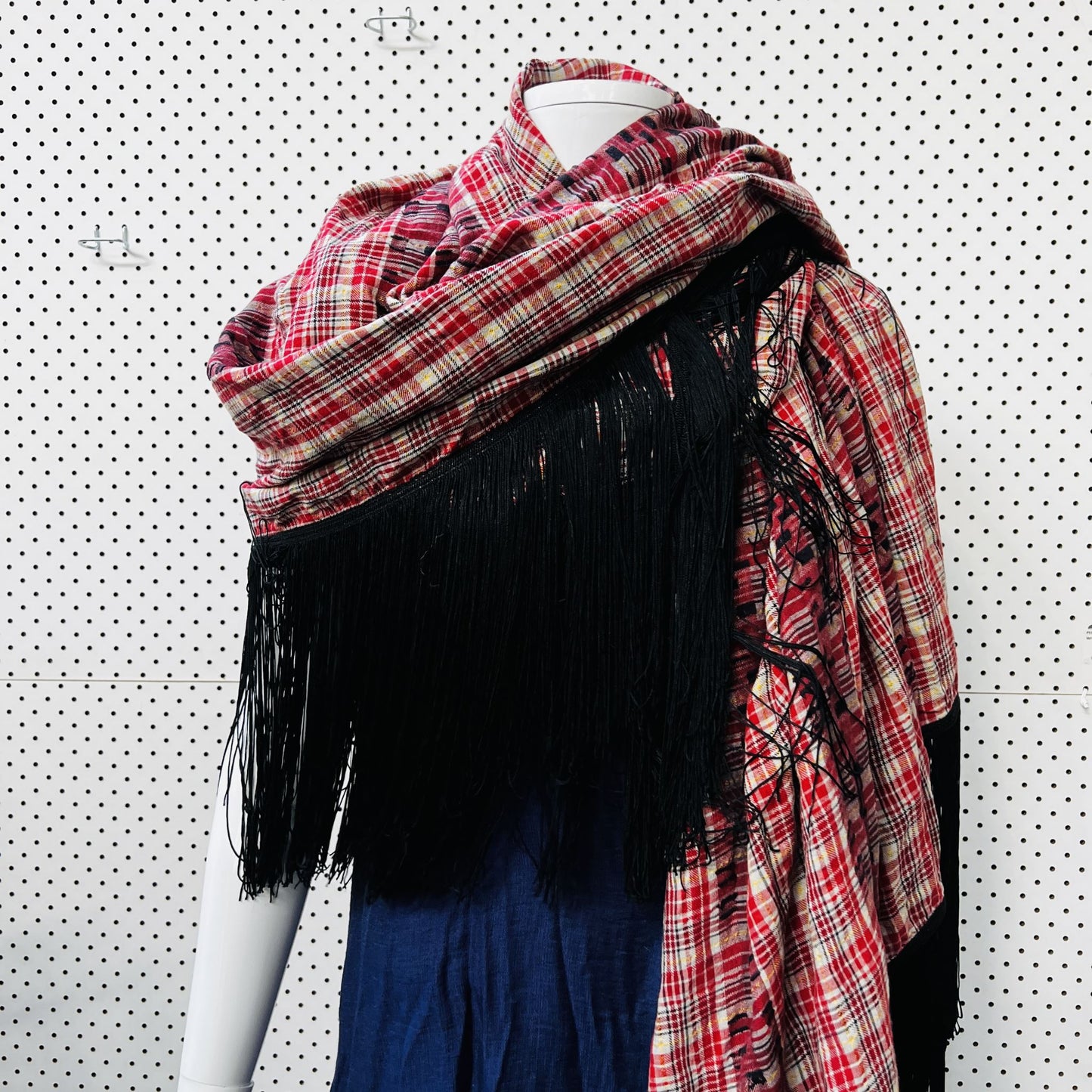 LIZ MITCHELL / enormous plaid fringed scarf or shawl (3859828255740373476)