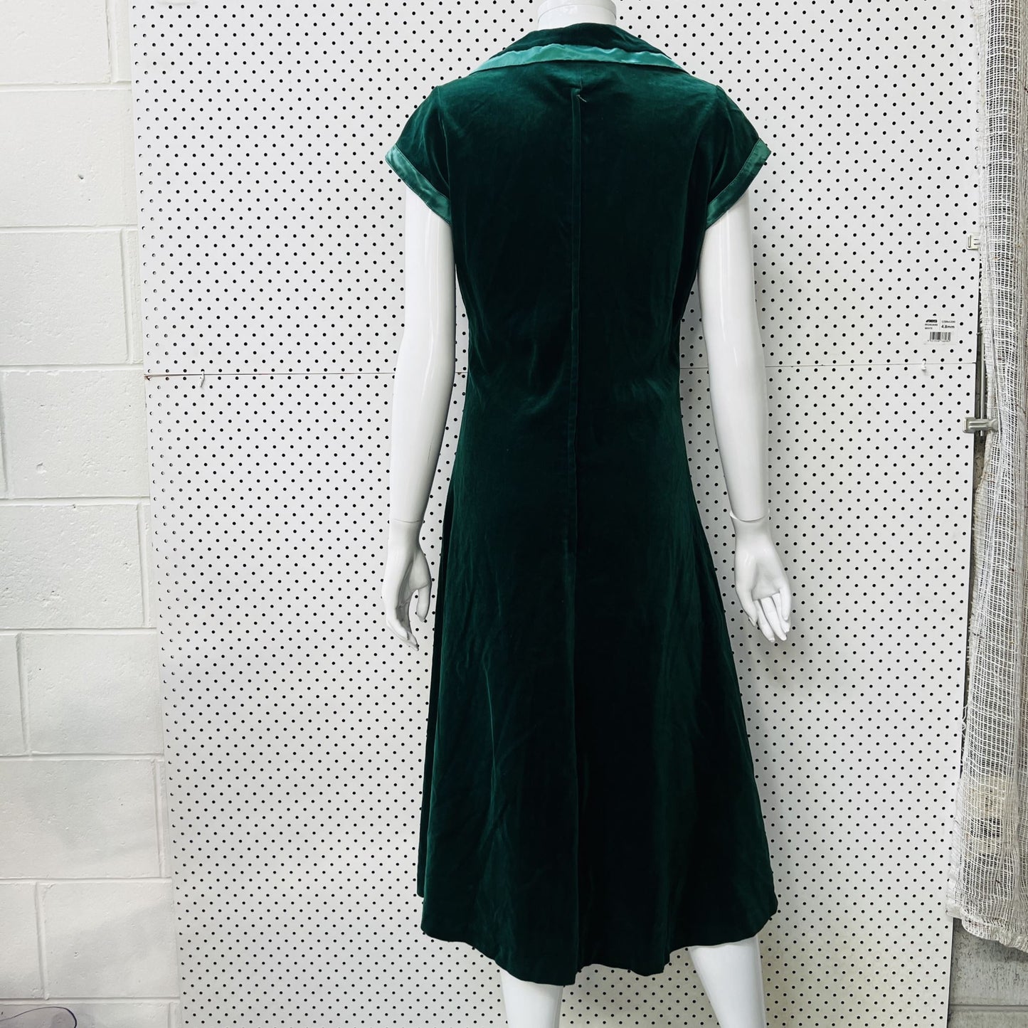 1970s/1980s nz vintage / green velvet dress by 'forum fashions' (dreamgirls) / s (3862120949826708376)