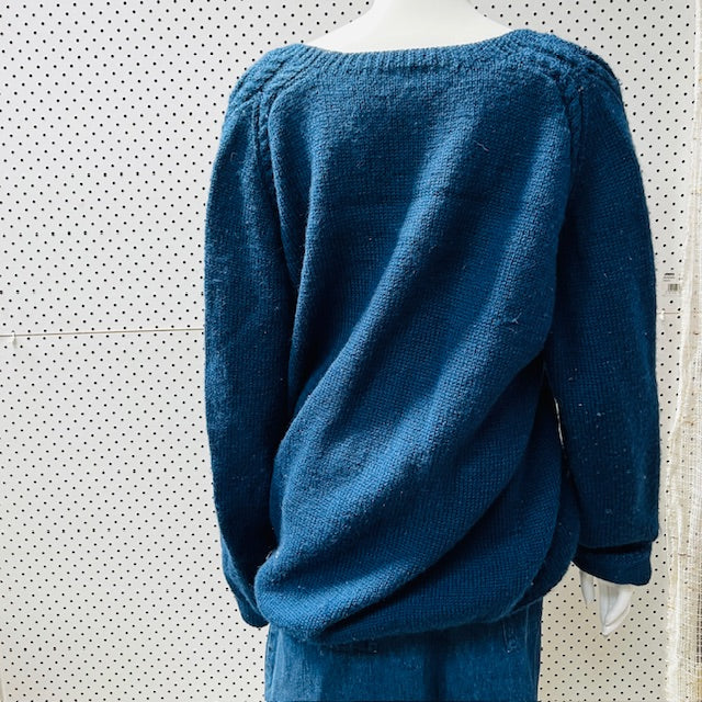 hand knitted / v neck wool jumper / XL (3879681229670885558)