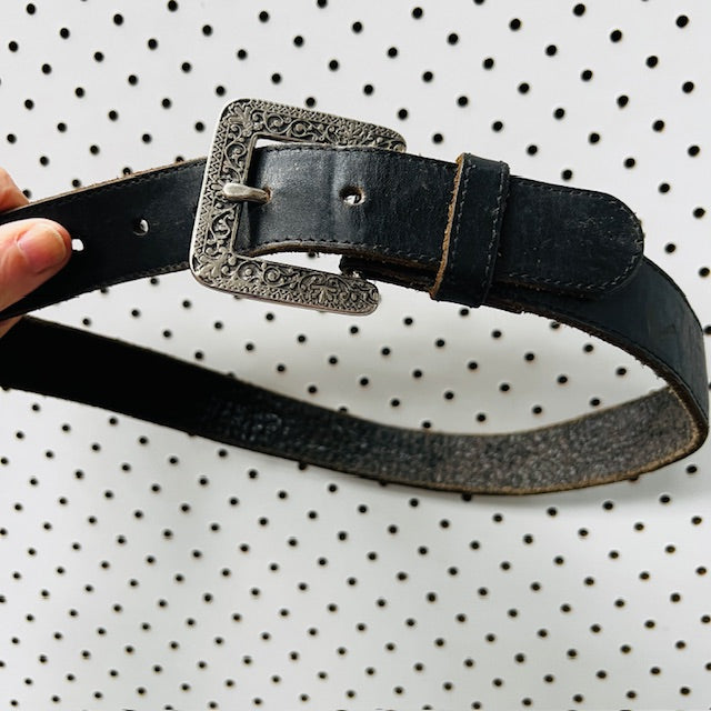 vintage / black leather belt with detailed silver buckle / s (3884591801332016107)