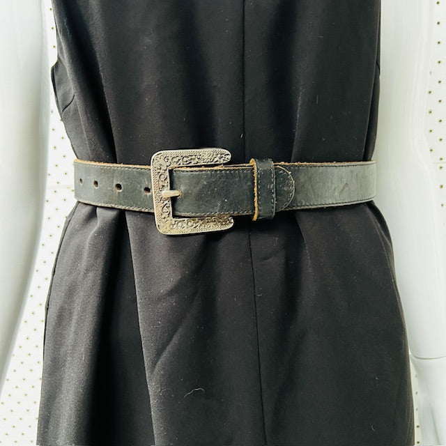 vintage / black leather belt with detailed silver buckle / s (3884591804988787753)