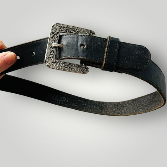vintage / black leather belt with detailed silver buckle / s (3884591987049624710)