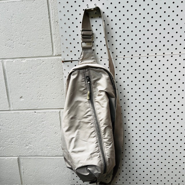 ARIANE GRANDE / limited edition sling bag (3888053435085335452)