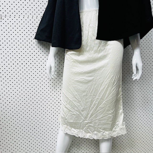 1970s nz vintage / 'french maid' slip with lace edging / s (3888053534473955204)