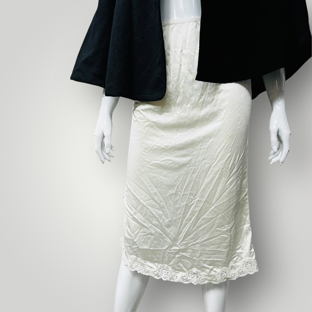 1970s nz vintage / 'french maid' slip with lace edging / s (3888053808075035458)