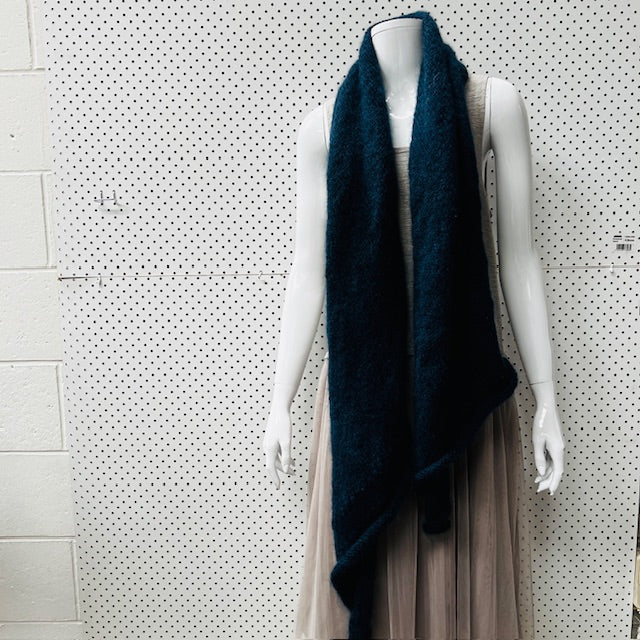 hand knitted / pure wool scarf (3889342679429689941)