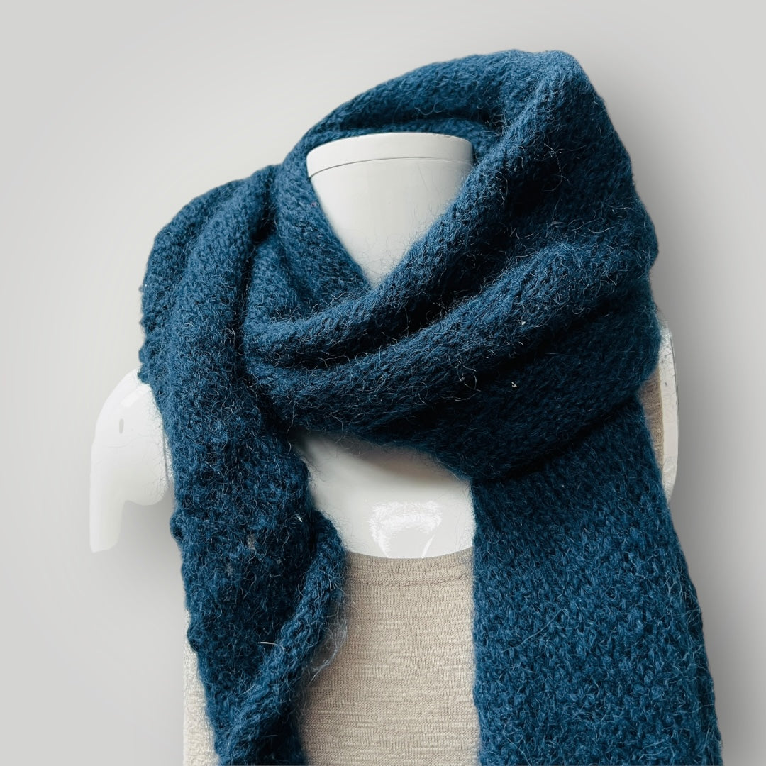 hand knitted / pure wool scarf (3889343064885081121)