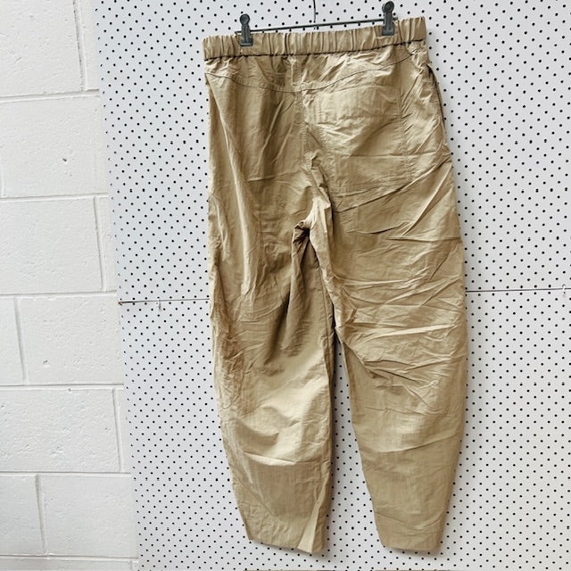 COS / barrel leg pants in taupe / s (3895915095388110954)
