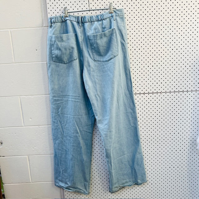 UNIQLO / drapey denim pleated pants in light wash / XL / as new (3896507749792257592)