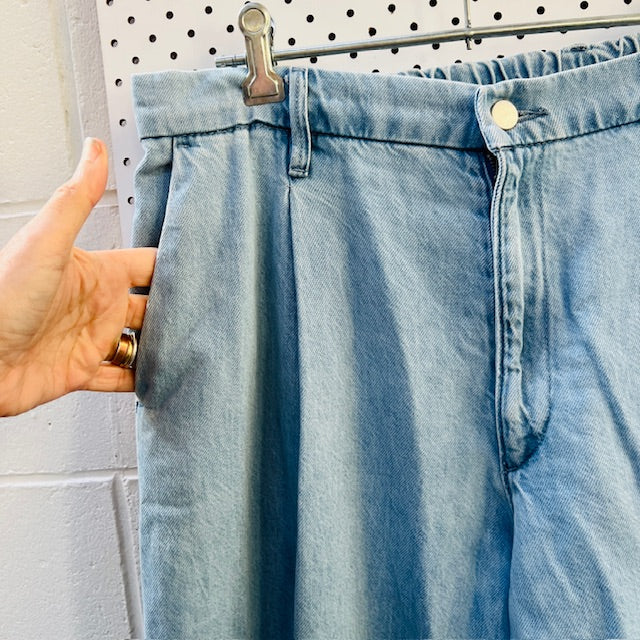 UNIQLO / drapey denim pleated pants in light wash / XL / as new (3896507751758084159)