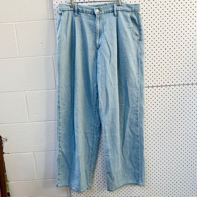 UNIQLO / drapey denim pleated pants in light wash / XL / as new (3896507754546996376)