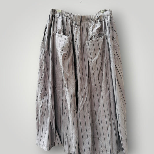 Moyuru (もゆる) / avant-garde, architectural wide-leg cropped culottes / m (3924432138382369365)