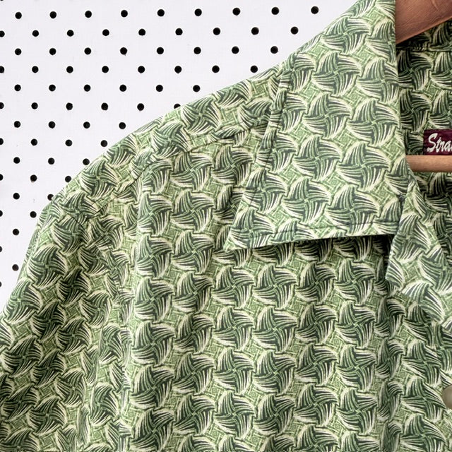 STRANGELY NORMAL / green patterned short sleeve button-up shirt / XL (3926417337450277596)