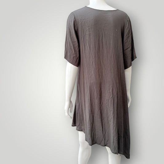 ET AL / charcoal grey asymmetric short sleeve tunic dress / M (3927694098569340928)