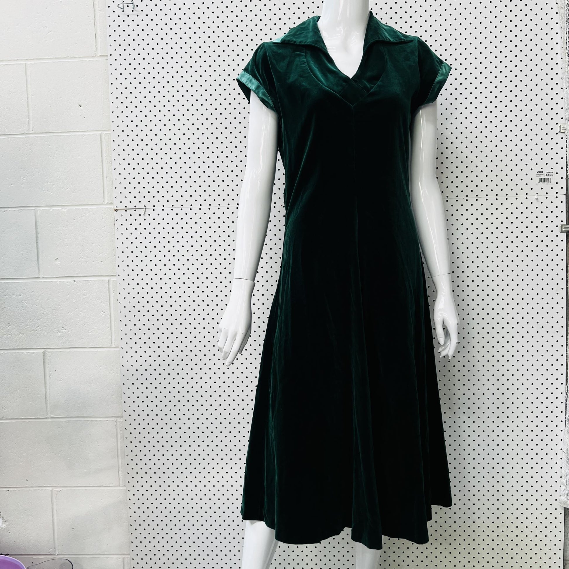 1970s/1980s nz vintage / green velvet dress by 'forum fashions' (dreamgirls) / s Dresses