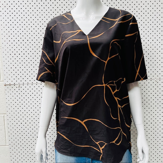JULIETTE HOGAN / v neck top / 10 / made in nz Tops & shirts