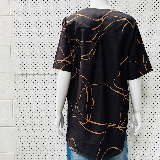 JULIETTE HOGAN / v neck top / 10 / made in nz Tops & shirts