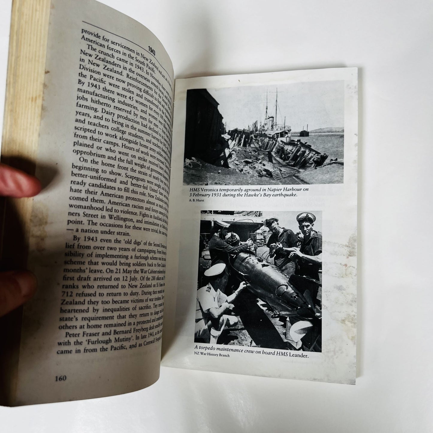 War Memorial: A Chronology of New Zealand and World War II / Laurie Barber (3872489008473634621)