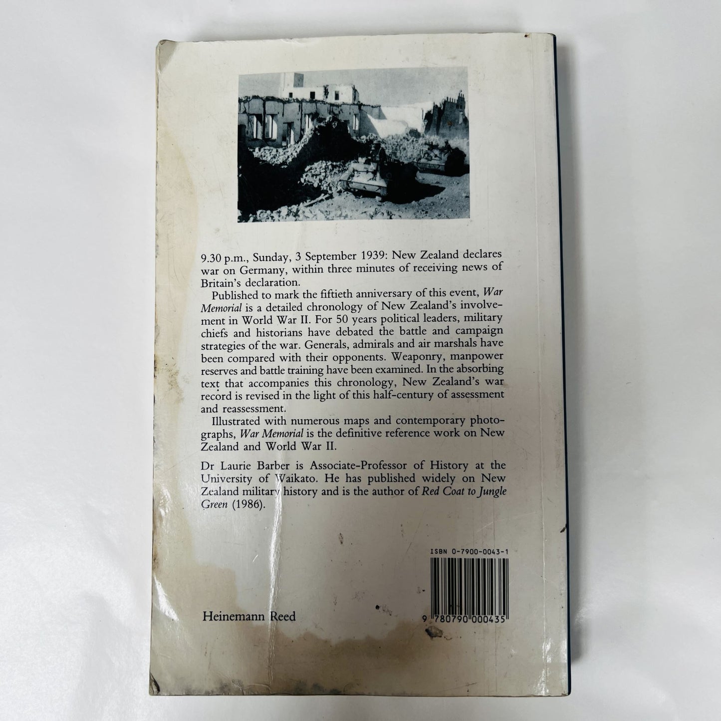 War Memorial: A Chronology of New Zealand and World War II / Laurie Barber (3872489029722613527)