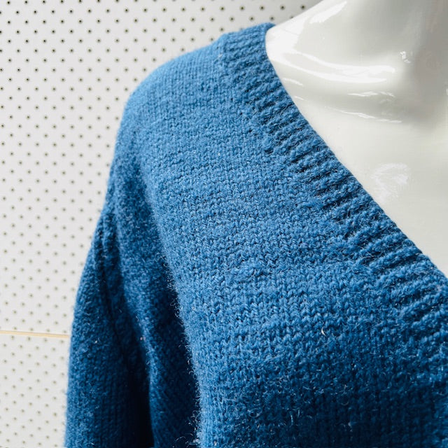 hand knitted / v neck wool jumper / XL Jerseys & hoodies