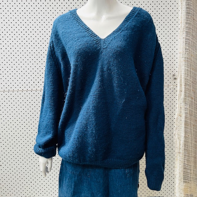 hand knitted / v neck wool jumper / XL Jerseys & hoodies