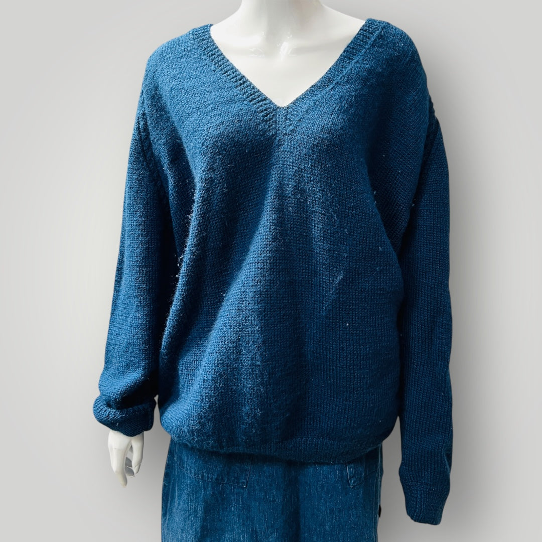 hand knitted / v neck wool jumper / XL Jerseys & hoodies