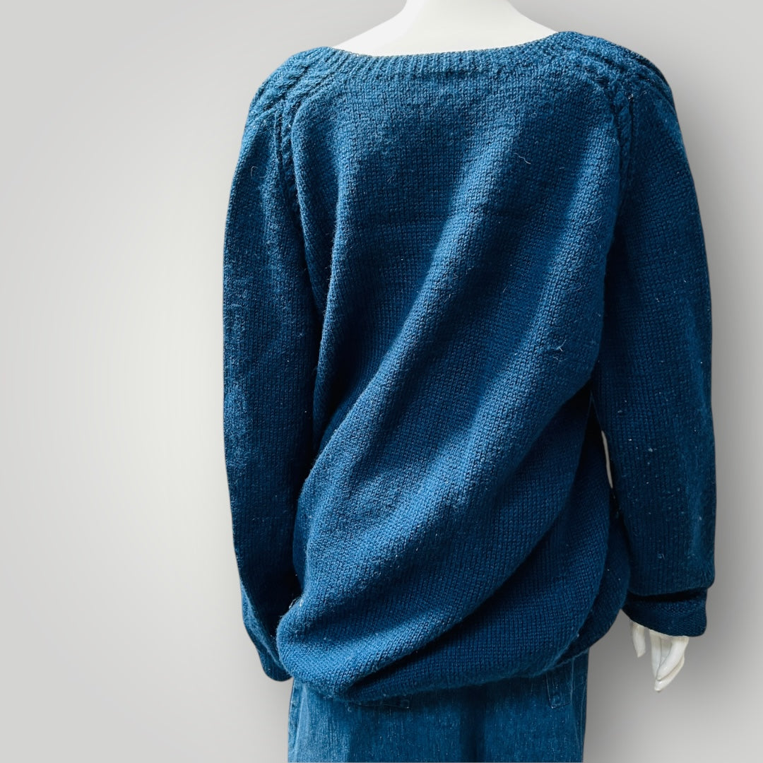 hand knitted / v neck wool jumper / XL Jerseys & hoodies
