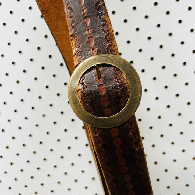 vintage / tooled brown leather belt with round buckle / s (3884591789291876362)