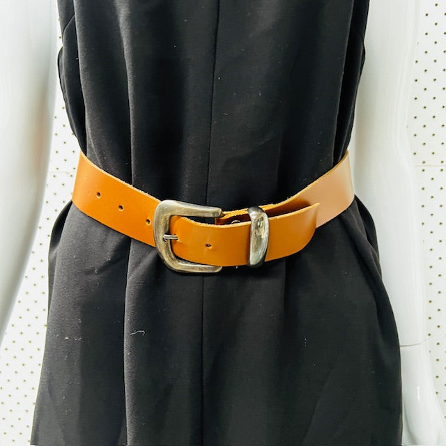 tan / leather belt with large silver buckle / s / made in nz (3884591791883603904)