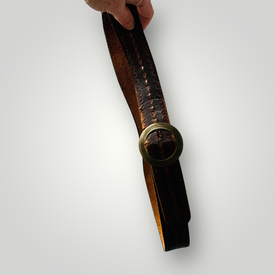 vintage / tooled brown leather belt with round buckle / s (3884591991563176502)