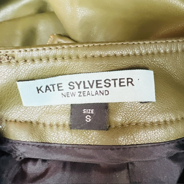 KATE SYLVESTER / green vegan leather skirt / s (3890670015456444321)