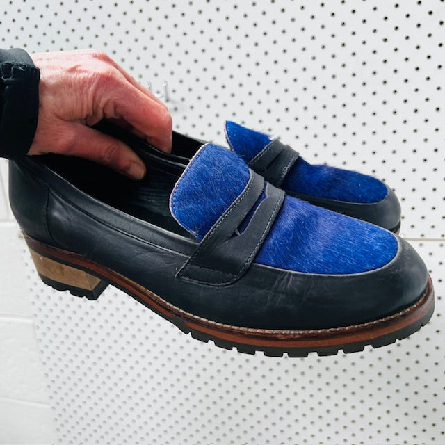 JUNO / loafers with blue horsehair / 39 (3892559276512922859)