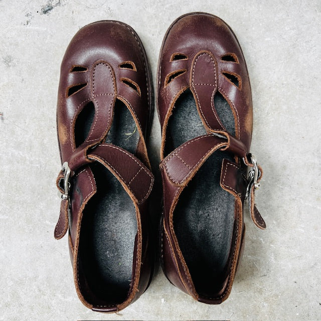 MCKINLEYS / leather t bar sandals / 38/39 / made in nz / $180rrp (3892559284071953555)