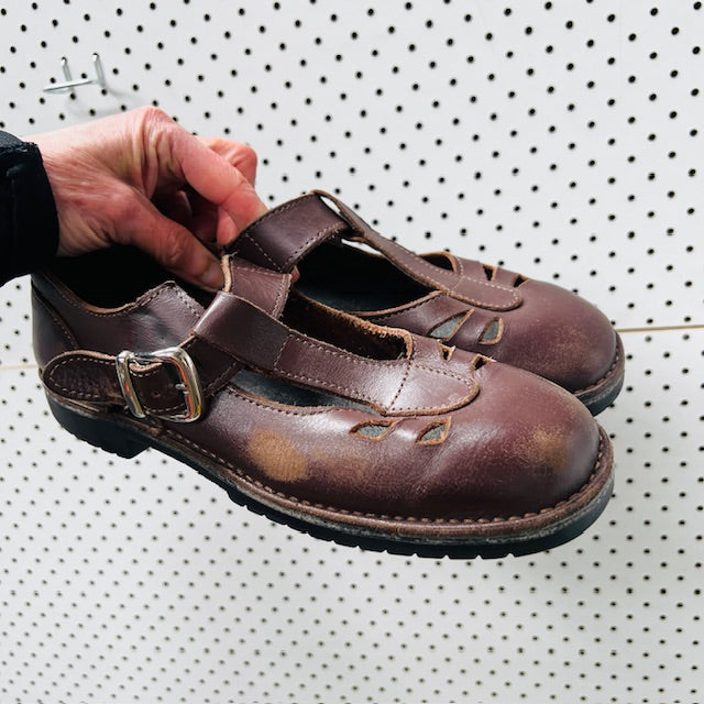 MCKINLEYS / leather t bar sandals / 38/39 / made in nz / $180rrp (3892559285783350926)
