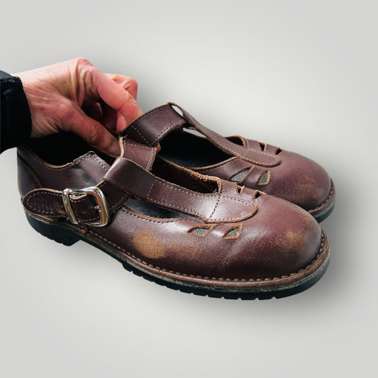 MCKINLEYS / leather t bar sandals / 38/39 / made in nz / $180rrp (3892559795522344987)
