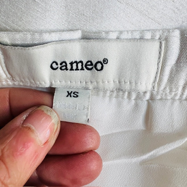 CAMEO COLLECTIVE / white assymetrical mini skirt / s (3894552629726683965)