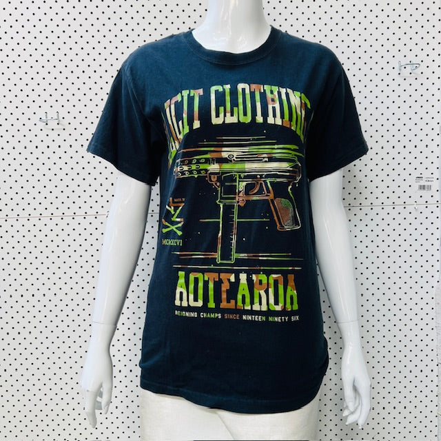 ILLICIT / graphic tee / nz design / s/m (3894552652136943749)
