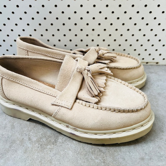 DR MARTENS / adrian tassle loafer in beige suede leather / 38 (3894777417766222697)