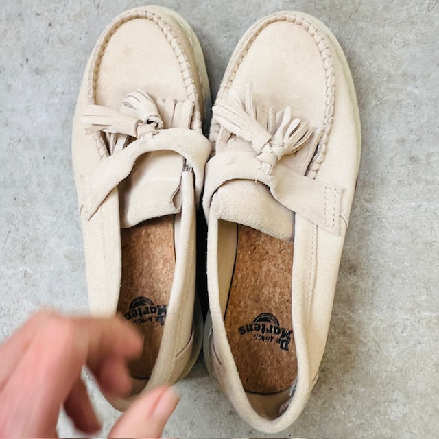 DR MARTENS / adrian tassle loafer in beige suede leather / 38 (3894777419572297400)