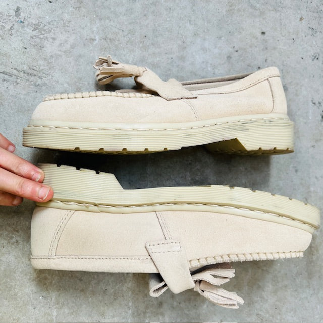 DR MARTENS / adrian tassle loafer in beige suede leather / 38 (3894777424470504257)