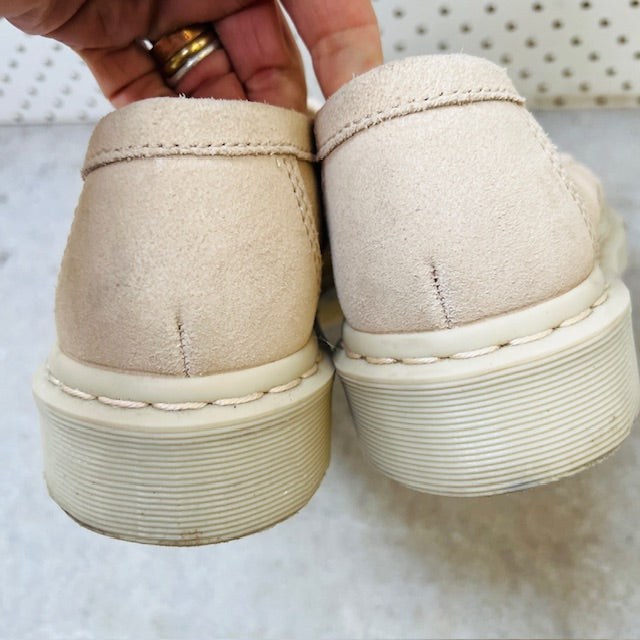 DR MARTENS / adrian tassle loafer in beige suede leather / 38 (3894777427662788951)