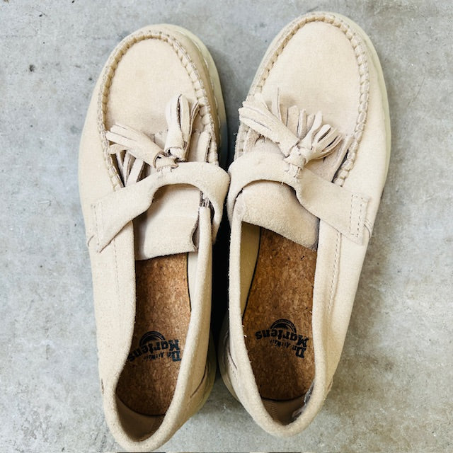 DR MARTENS / adrian tassle loafer in beige suede leather / 38 (3894777430602910467)