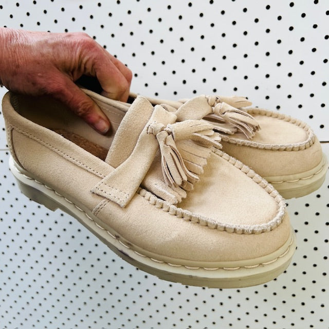 DR MARTENS / adrian tassle loafer in beige suede leather / 38 (3894777432612377656)