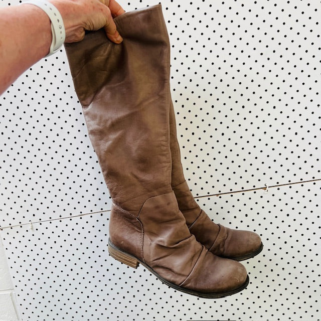 EOS / knee length brown leather boots / 38 (3894777448494520036)
