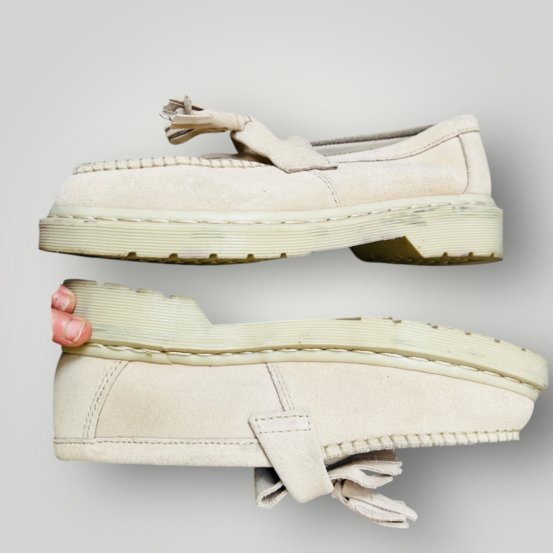 DR MARTENS / adrian tassle loafer in beige suede leather / 38 (3894777640891008699)