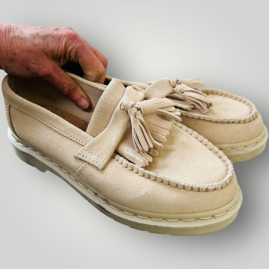 DR MARTENS / adrian tassle loafer in beige suede leather / 38 (3894777643427608568)