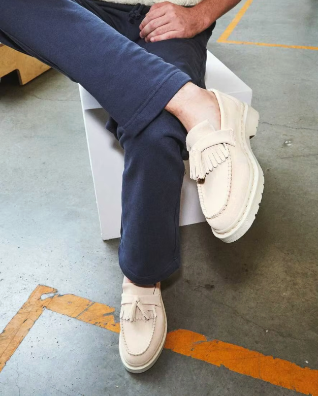 DR MARTENS / adrian tassle loafer in beige suede leather / 38 (3894789529113013774)
