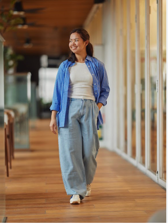 UNIQLO / drapey denim pleated pants in light wash / XL / as new (3896521848584902372)