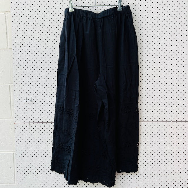 GORMAN / black culottes with broderie anglaise to bottom / 14 (3897373288710085245)