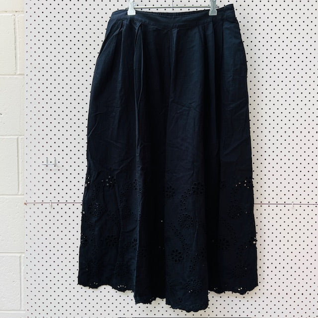 GORMAN / black culottes with broderie anglaise to bottom / 14 (3897373293816382971)
